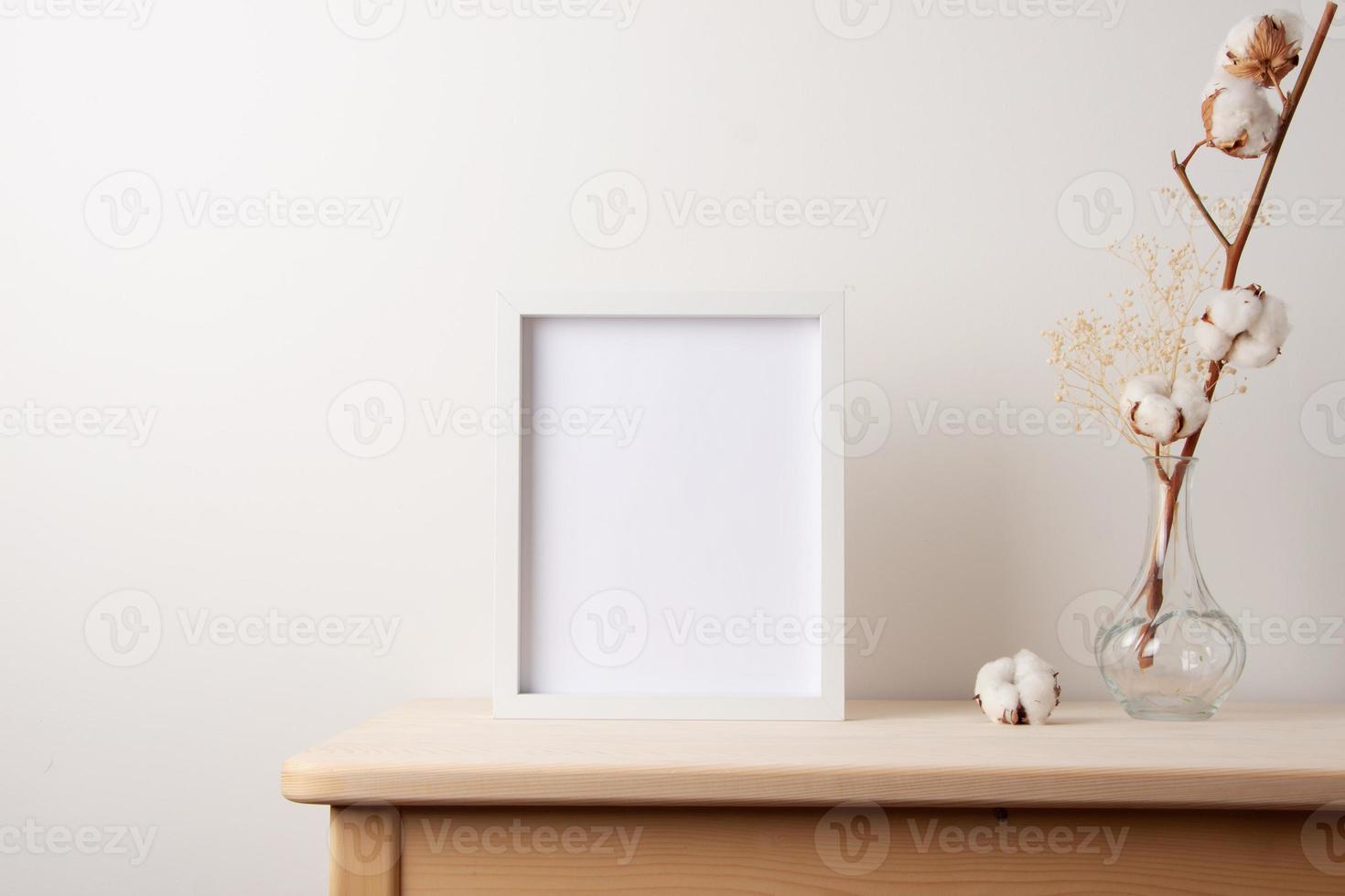 decoración del hogar con marco blanco simulado en la mesa. escaparate de obras de arte. estilo escandinavo, espacio de copia foto