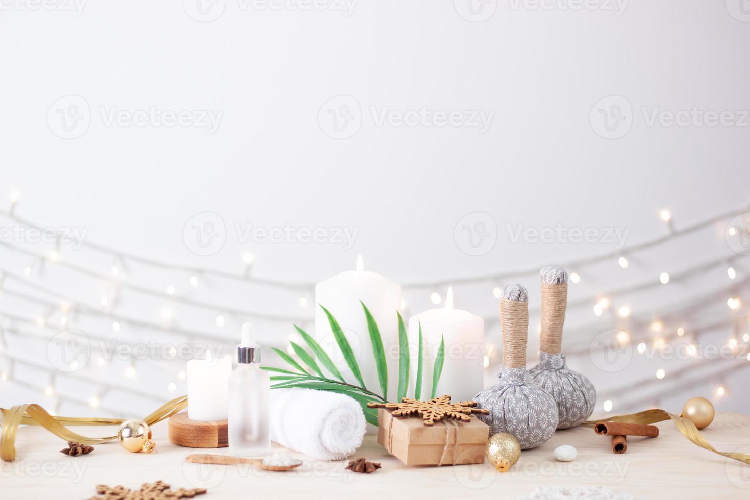 estilo de vida saludable navideño. tratamiento de spa y concepto de relajación sobre fondo blanco. cerrar, copiar espacio foto