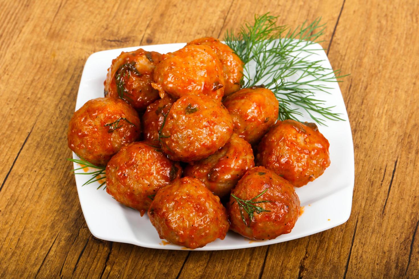 albóndigas en el plato y fondo de madera foto