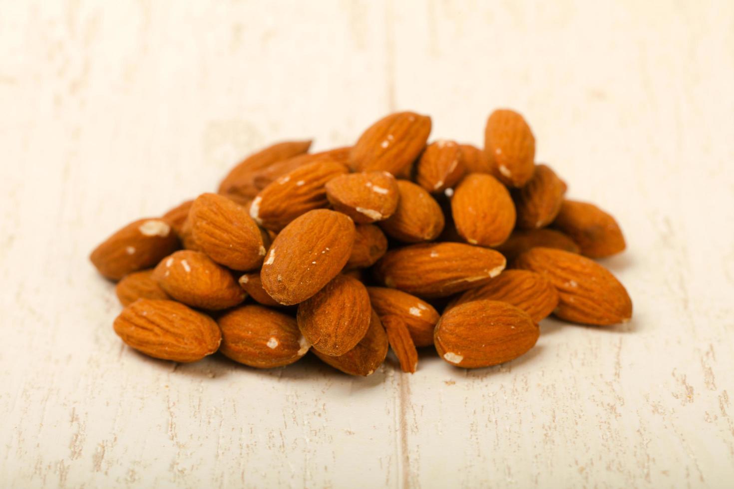 nueces de almendras sobre fondo de madera foto