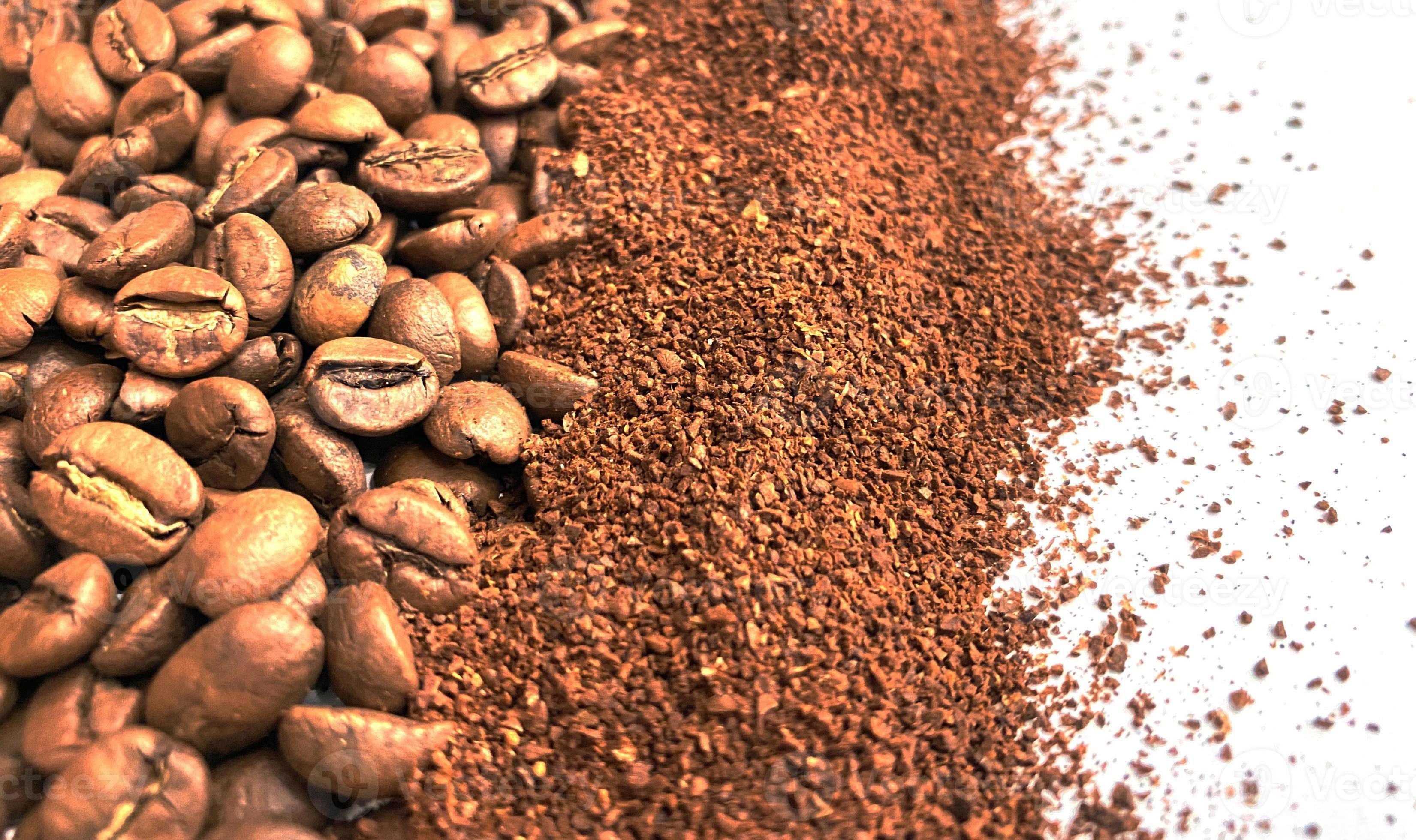 Café recién molido Molido grueso con una mezcla de granos de café arábica y  robusta Fotografía de stock - Alamy