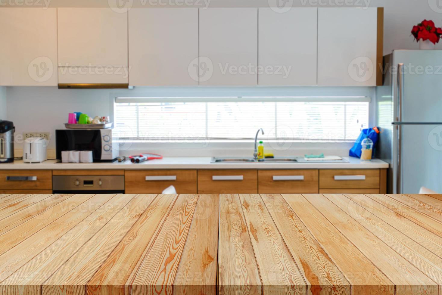 tablones de madera y fondo de cocina borroso para la exhibición de productos foto