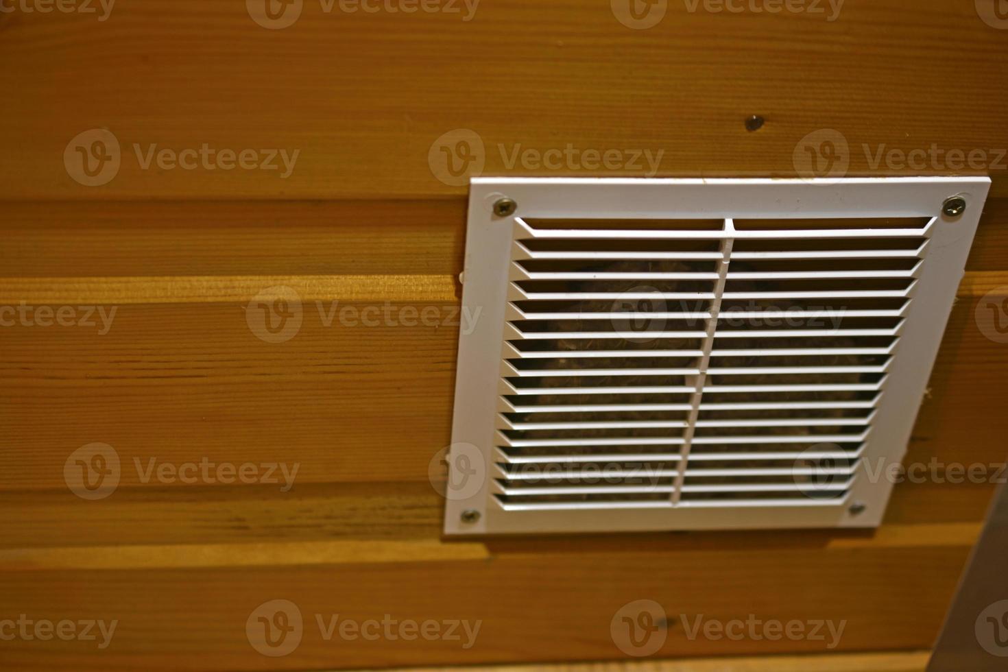 ventilación de malla plástica en el techo de madera de la casa. ventilación en la casa. foto