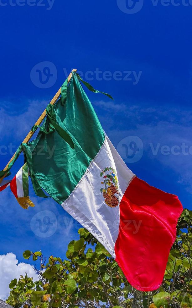 bandera roja blanca verde mexicana en playa del carmen mexico. foto