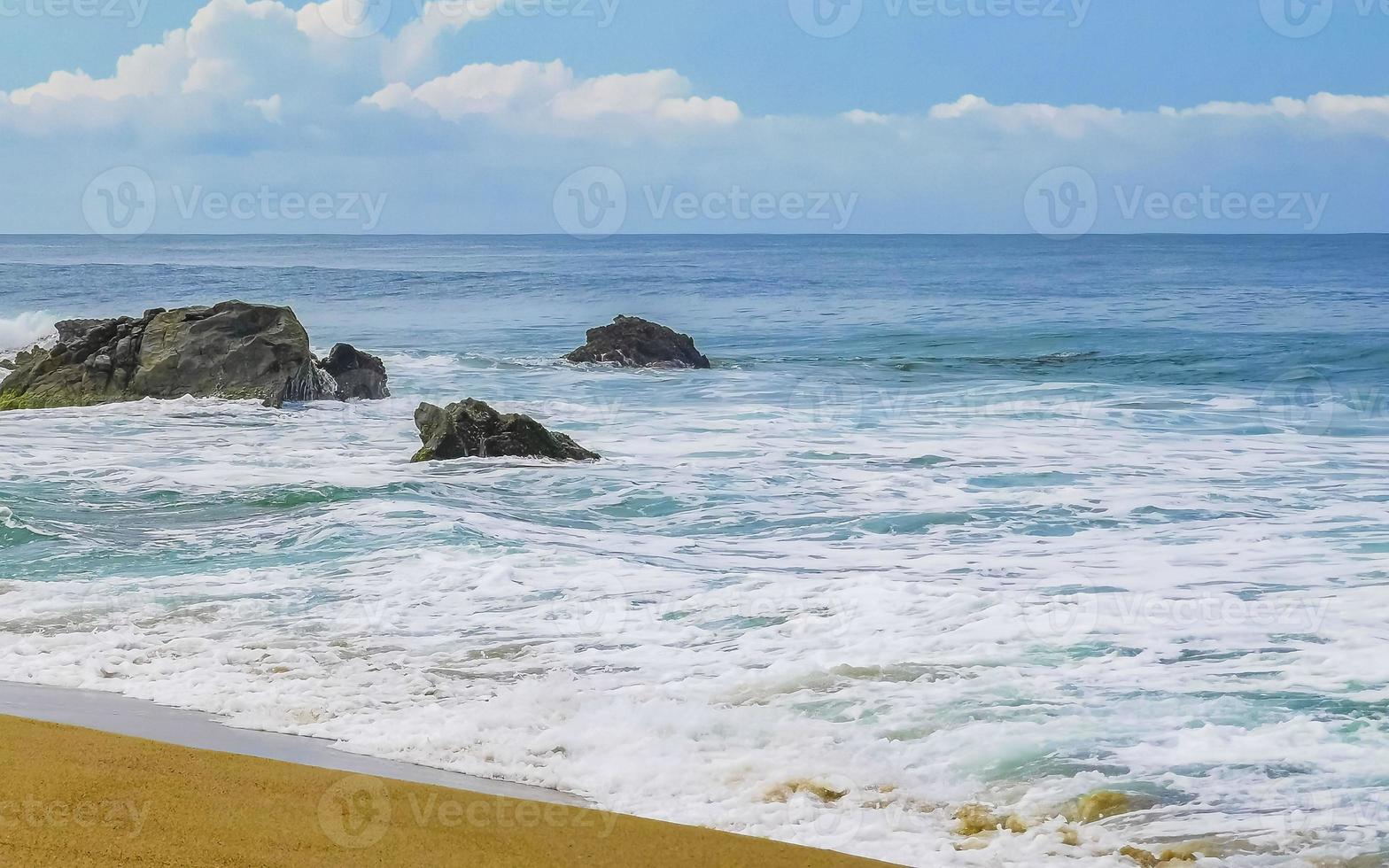 enormes olas de surfistas en la playa puerto escondido méxico. foto