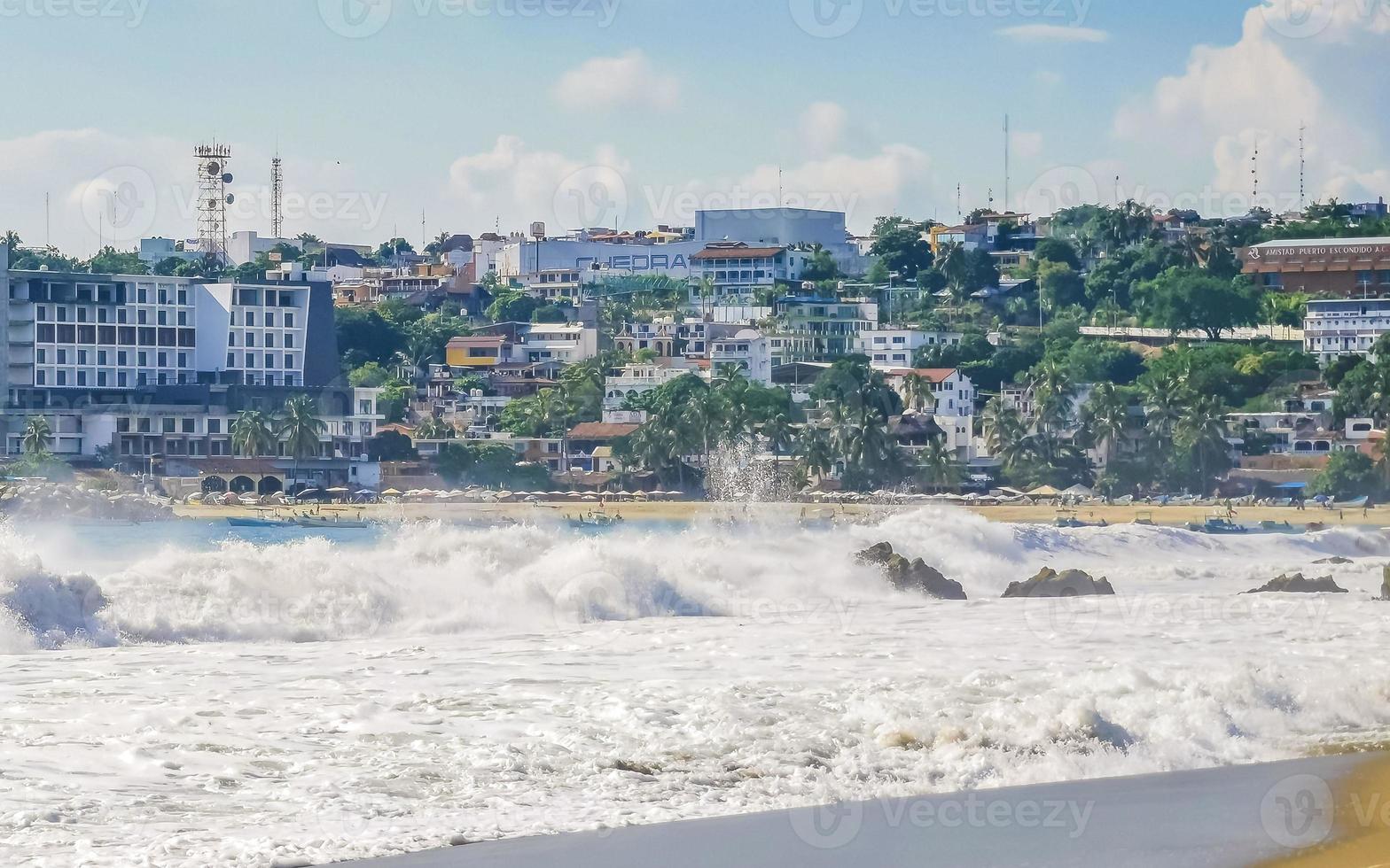 enormes olas de surfistas en la playa puerto escondido méxico. foto