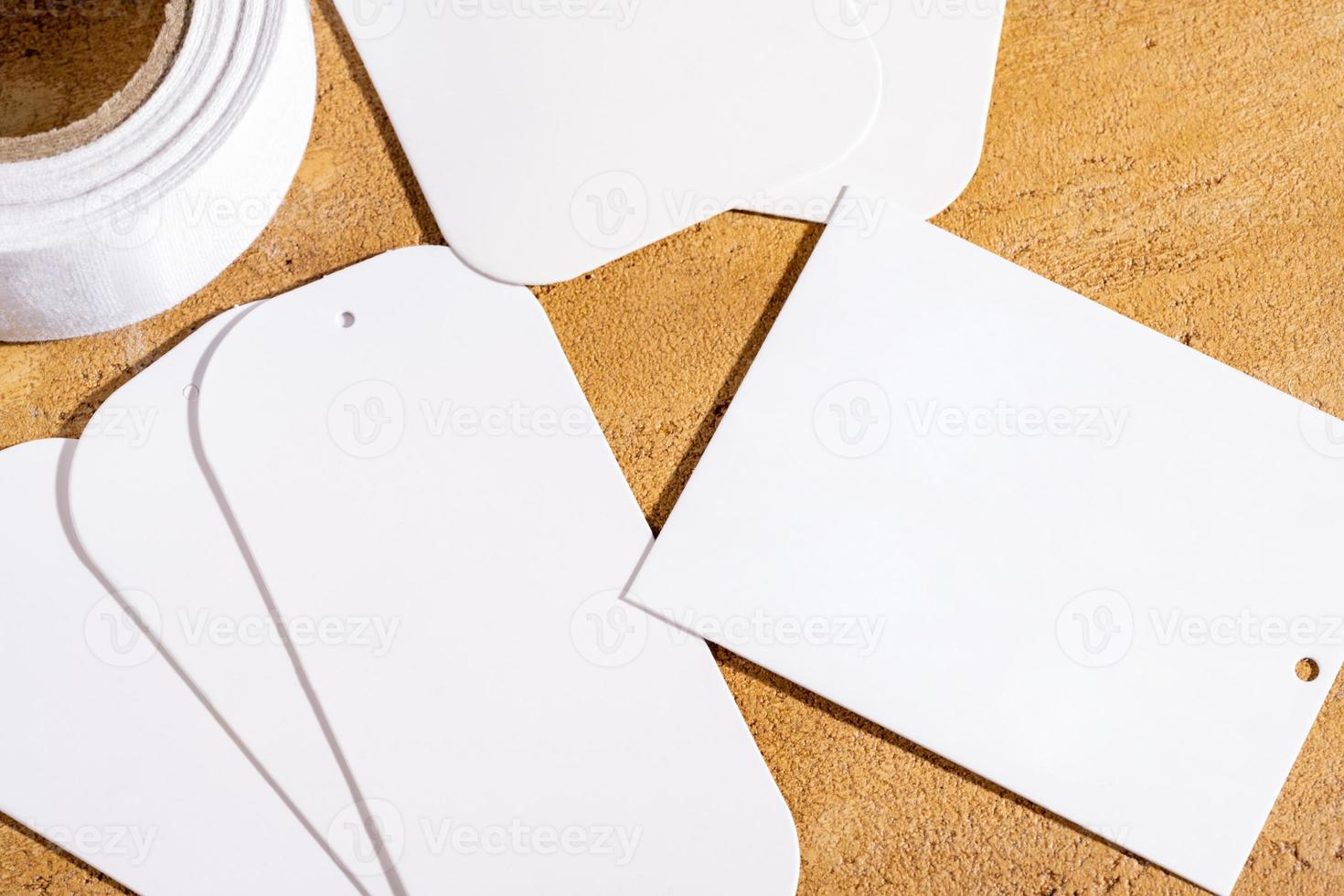 una vista superior de etiquetas recortadas en blanco con espacio de copia en una mesa de madera foto