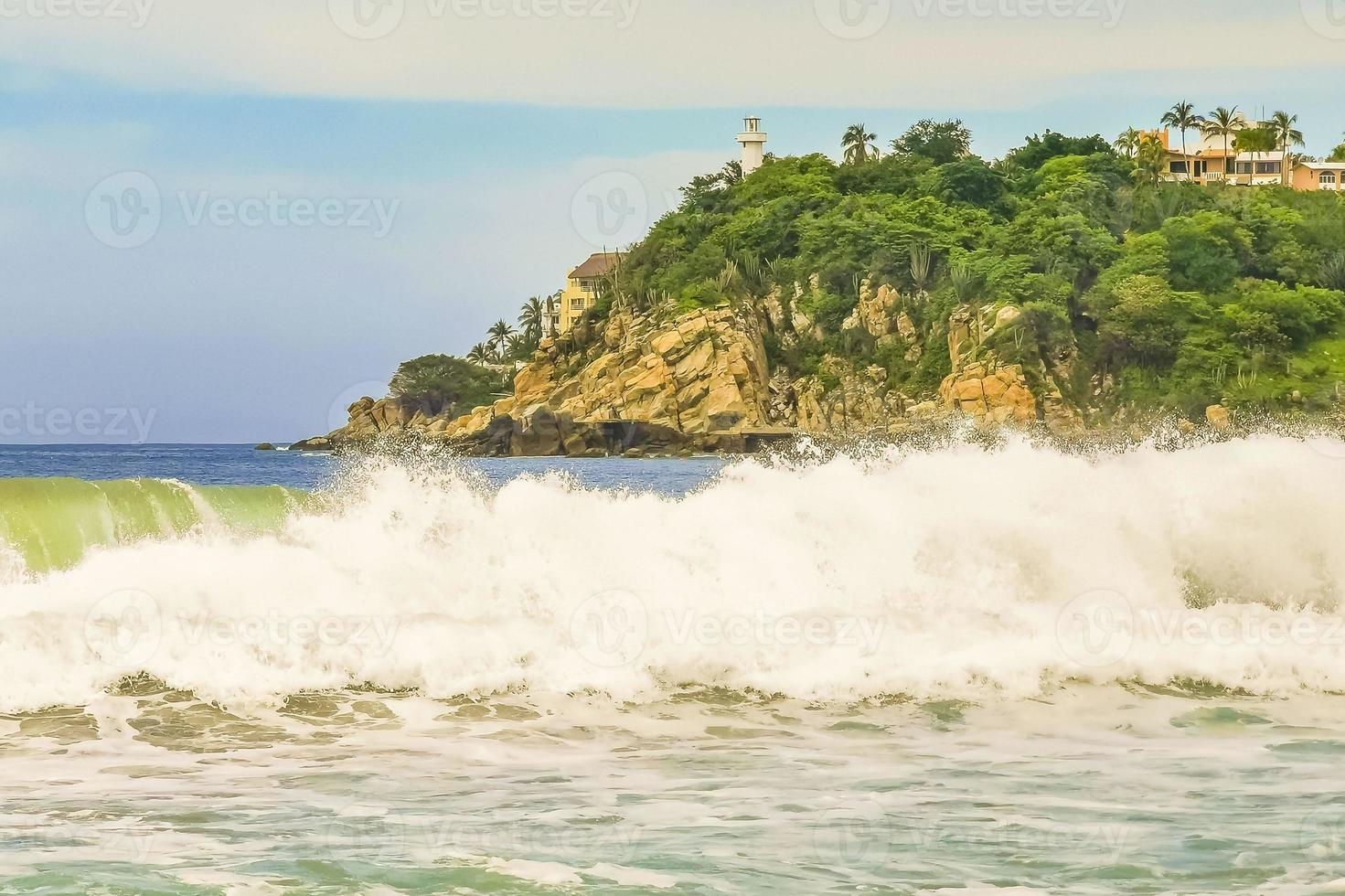 enormes olas de surfistas en la playa puerto escondido méxico. foto