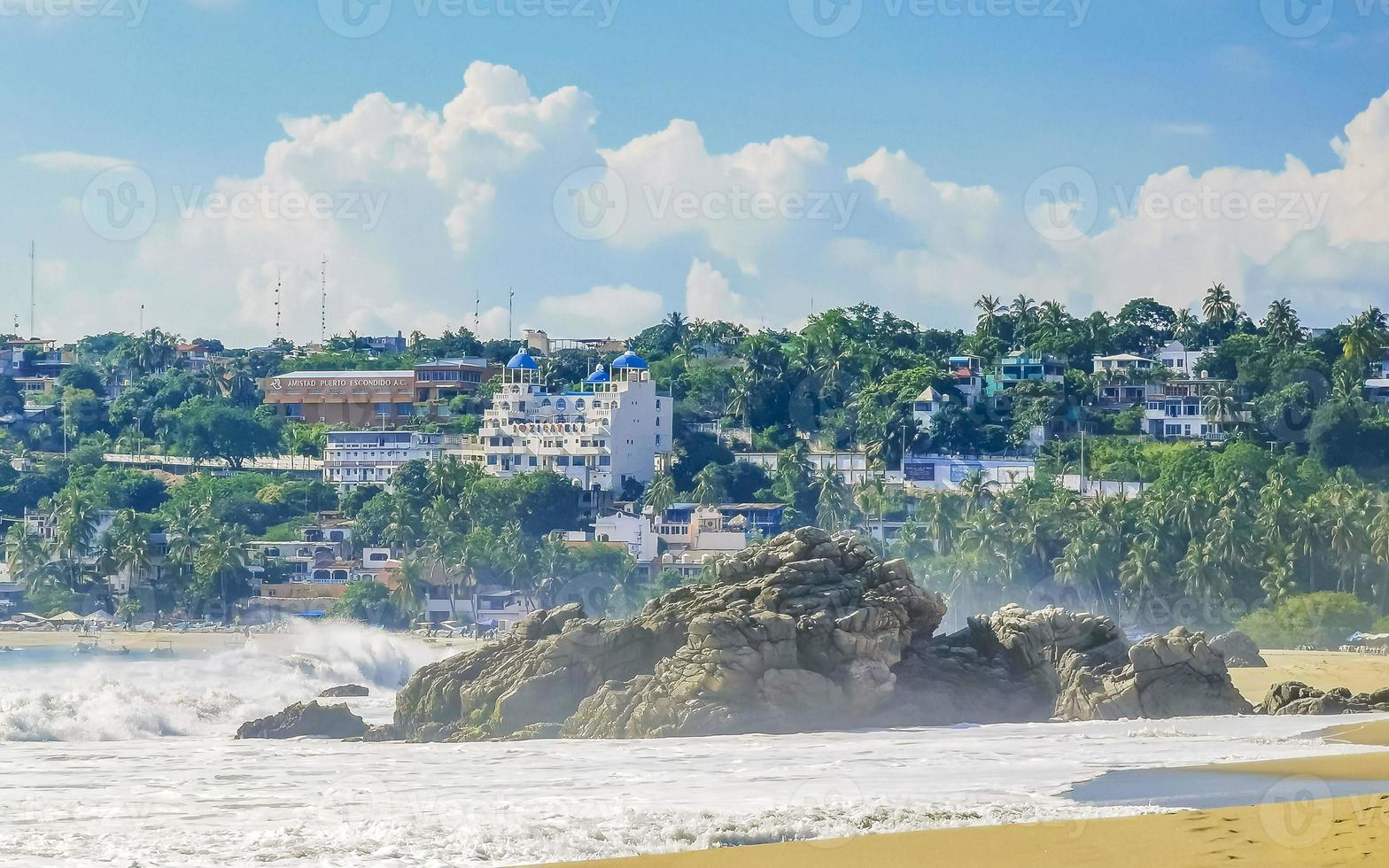 enormes olas de surfistas en la playa puerto escondido méxico. foto