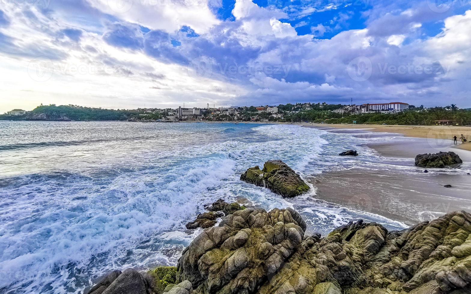 enormes olas de surfistas en la playa puerto escondido méxico. foto