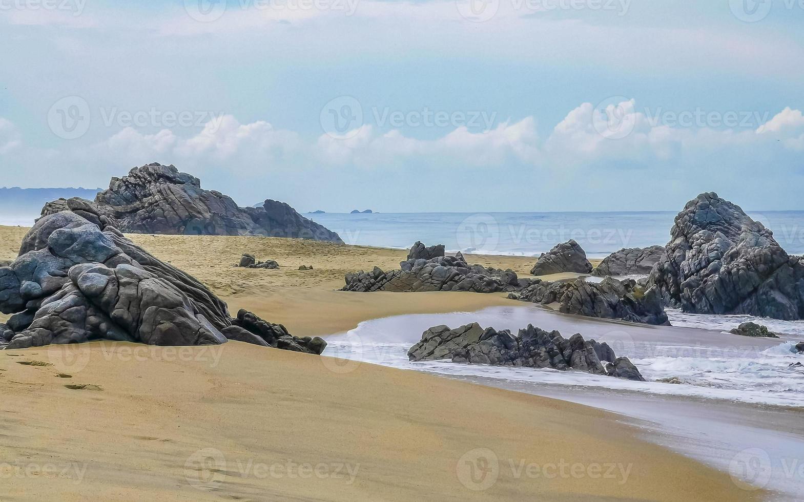 enormes olas de surfistas en la playa puerto escondido méxico. foto