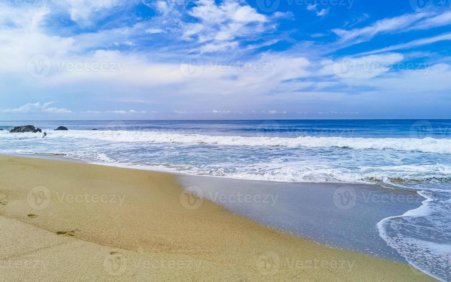 enormes olas de surfistas en la playa puerto escondido méxico. foto