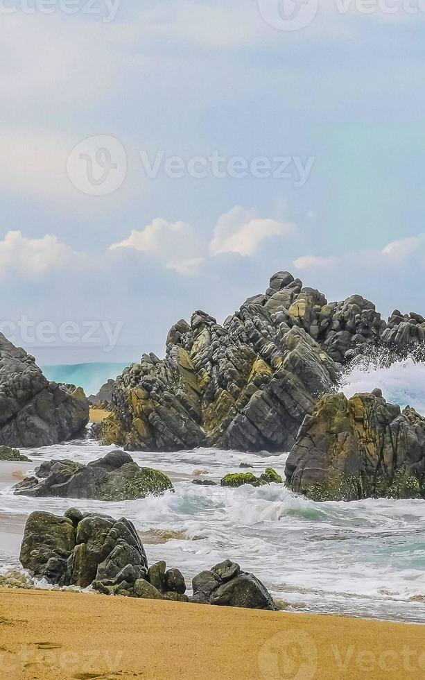 enormes olas de surfistas en la playa puerto escondido méxico. foto