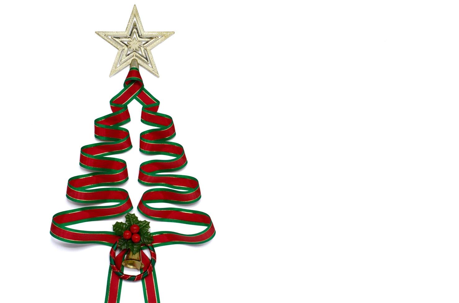 árbol de Navidad hecho de cinta de color verde y rojo con adorno de estrella en la parte superior y bolas de colores aisladas sobre fondo de color blanco. foto