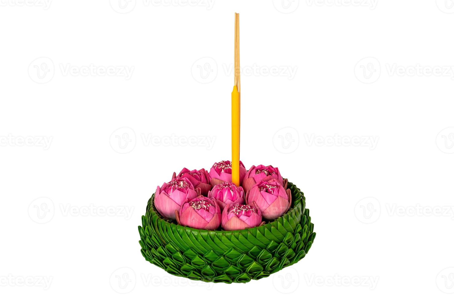 krathong de hoja de plátano que tiene 3 varitas de incienso y velas decoradas con flores de loto rosa para la luna llena de tailandia o el festival loy krathong aislado en fondo blanco. foto