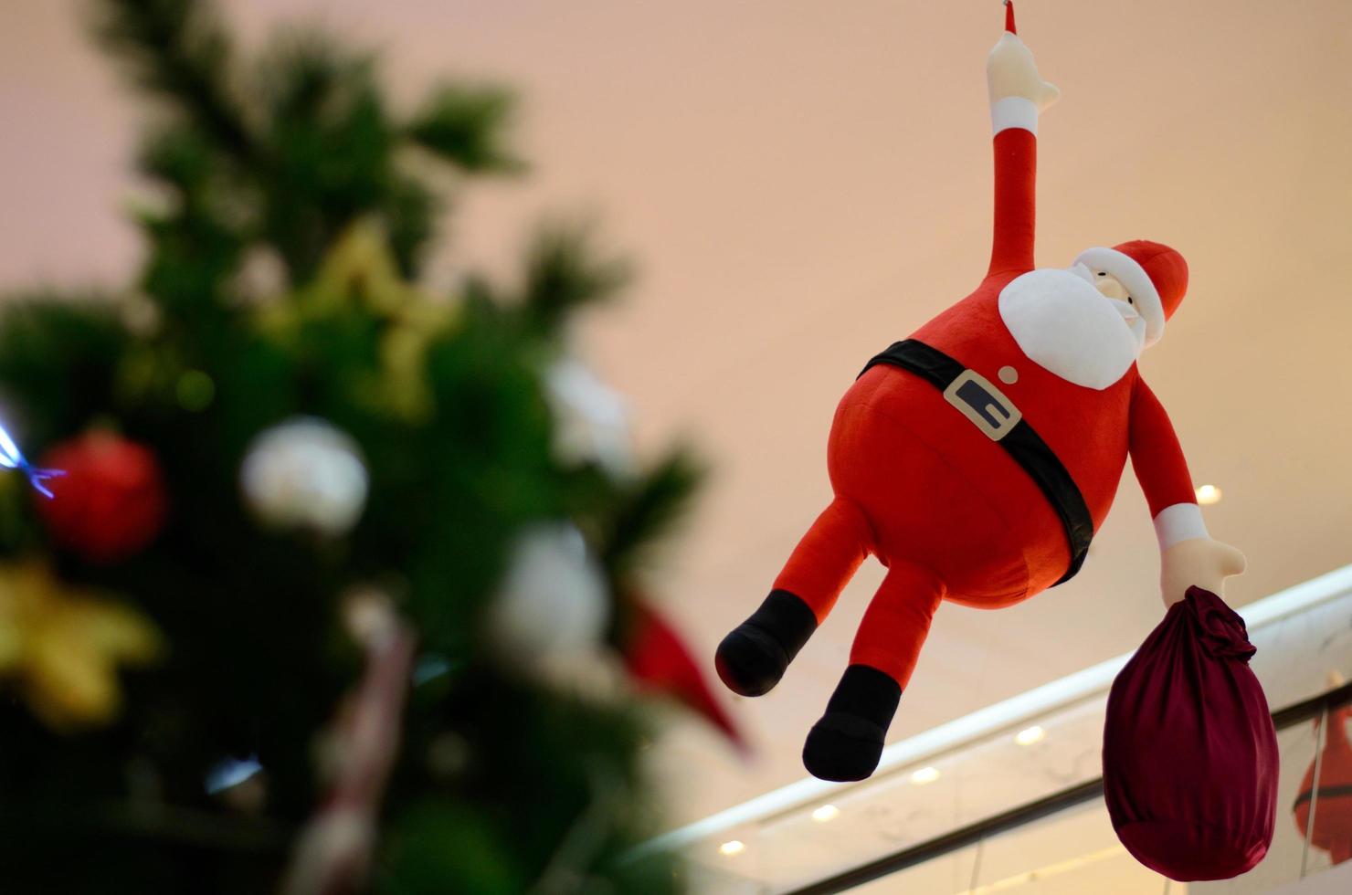 la gran muñeca de santa claus con bolsa roja decorada para las vacaciones de navidad. foto