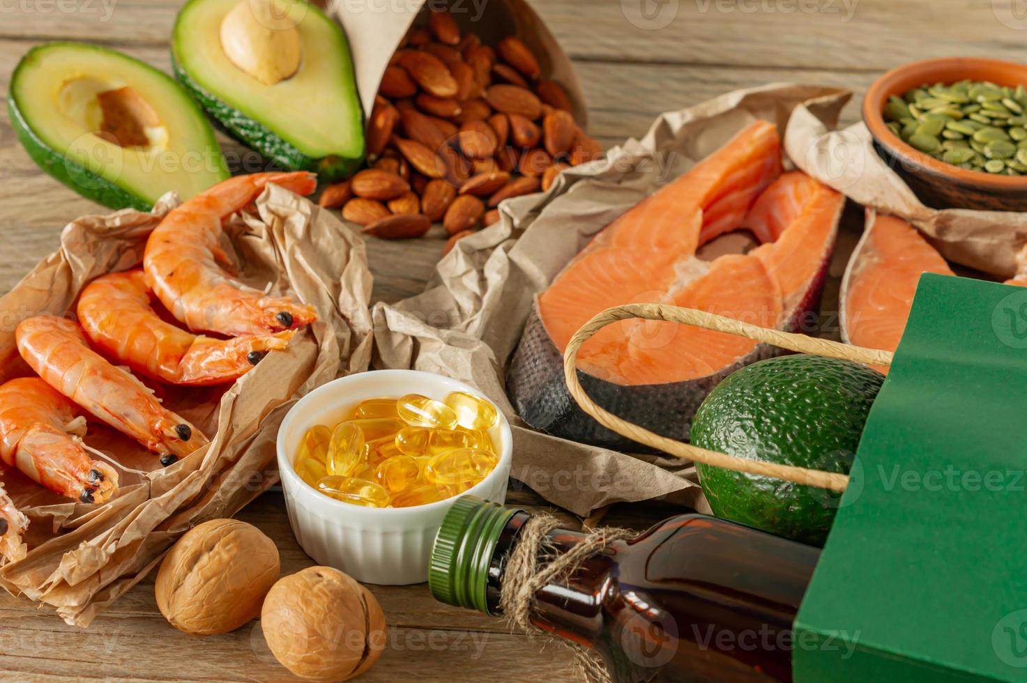 concepto de alimentación saludable. Fuentes naturales de ácidos omega 3. verduras, mariscos, nueces y semillas foto