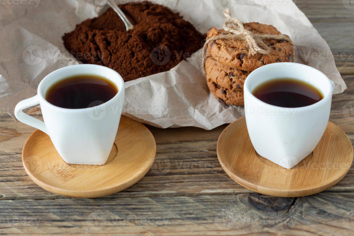 dos tazas de espresso recién hecho en una mesa de madera. granos de café  sobre una mesa de madera clara, de estilo rústico, caseros. 12854854 Foto de  stock en Vecteezy