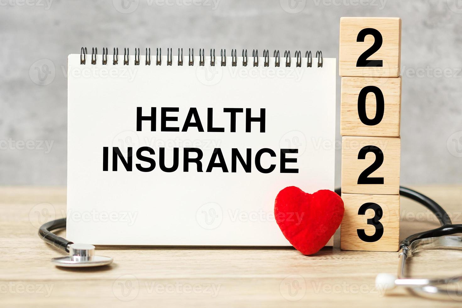 2023 feliz año nuevo para el concepto de salud, seguros, bienestar y medicina. estetoscopio de médico en la mesa foto