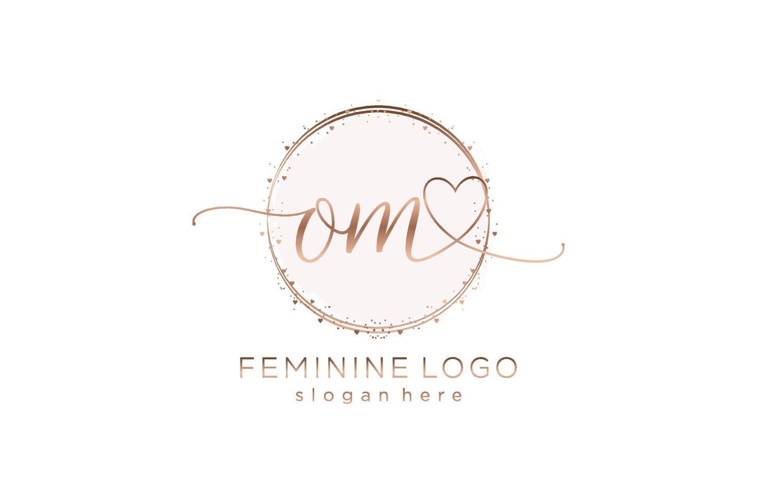 logotipo de escritura a mano om inicial con plantilla de círculo logotipo vectorial de boda inicial, moda, floral y botánica con plantilla creativa. vector