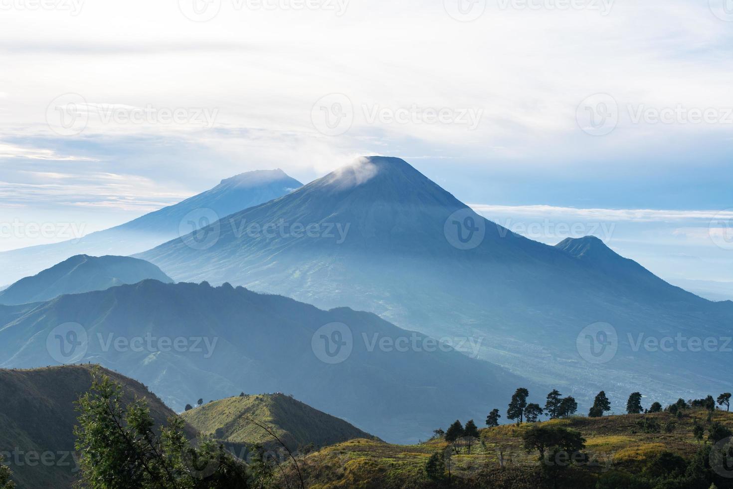 vista a la montaña desde la cima del monte prau foto