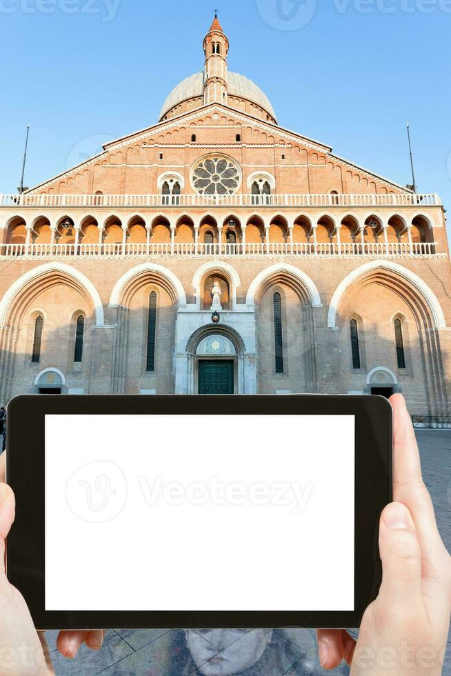 turista toma una foto de la basílica de padua, italia