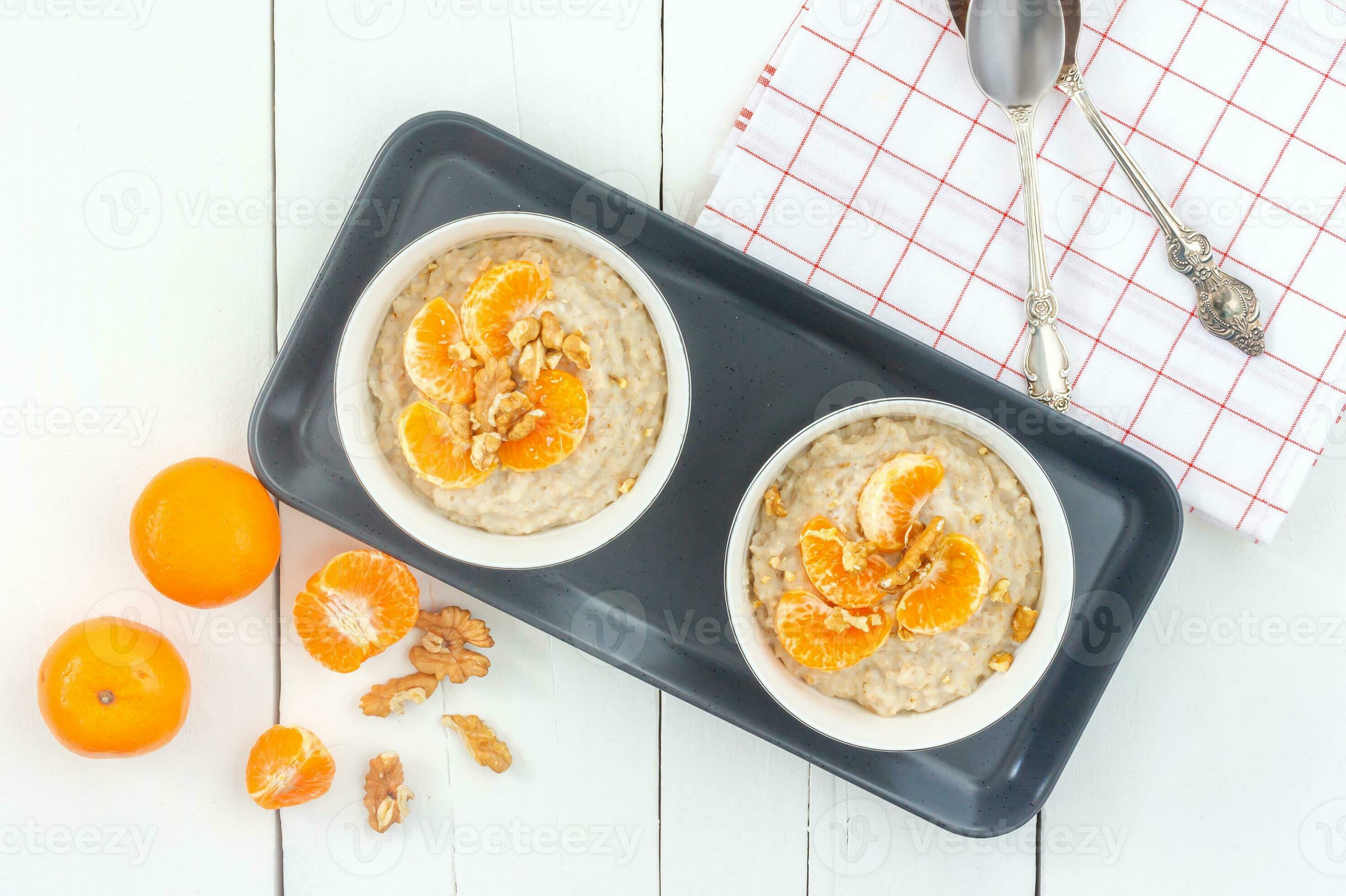 Light calorie porridge. Oatmeal with juicy tangerines and flaxfree