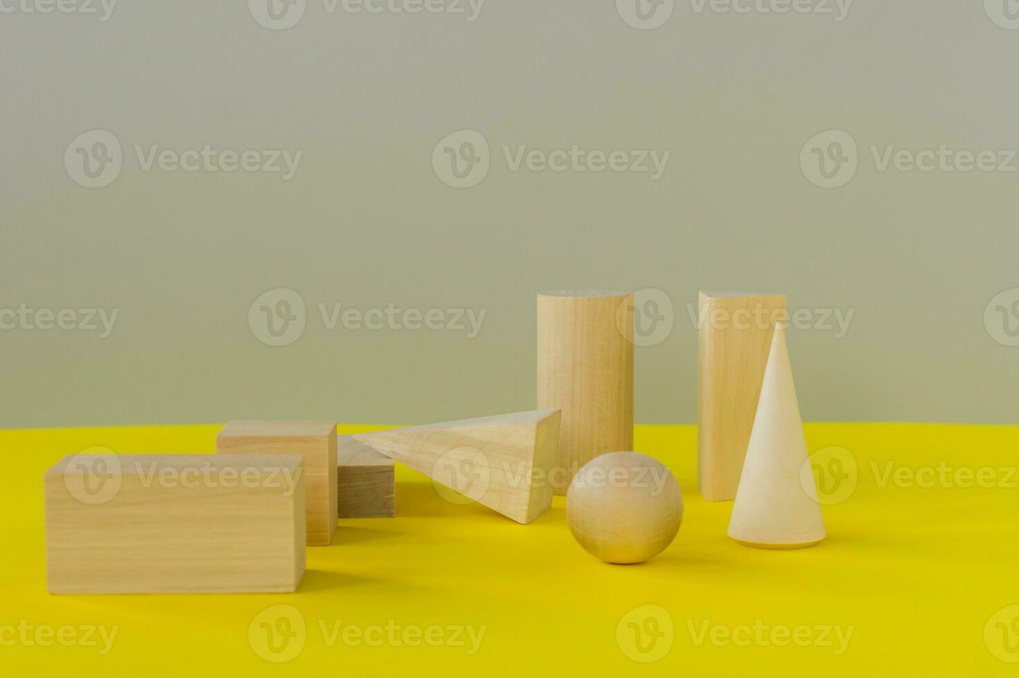 formas geométricas de madera sobre un fondo amarillo. aprendizaje preescolar foto