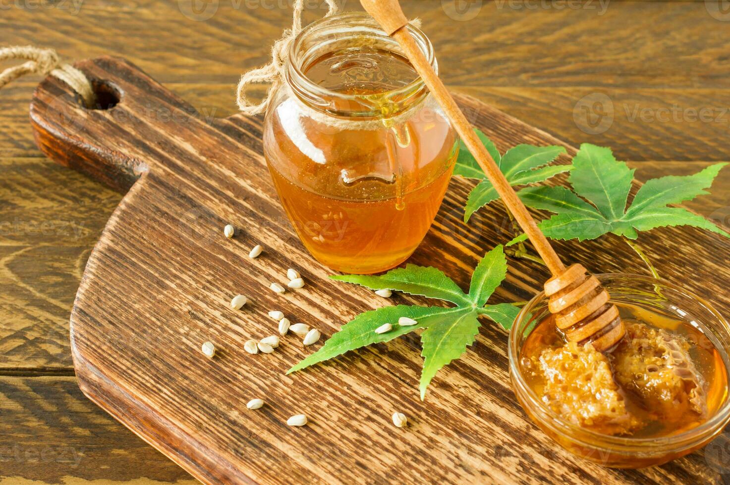 miel orgánica fresca con hojas y semillas más profundas y de cannabis sobre una mesa de madera. alimentacion saludable medicina alternativa foto