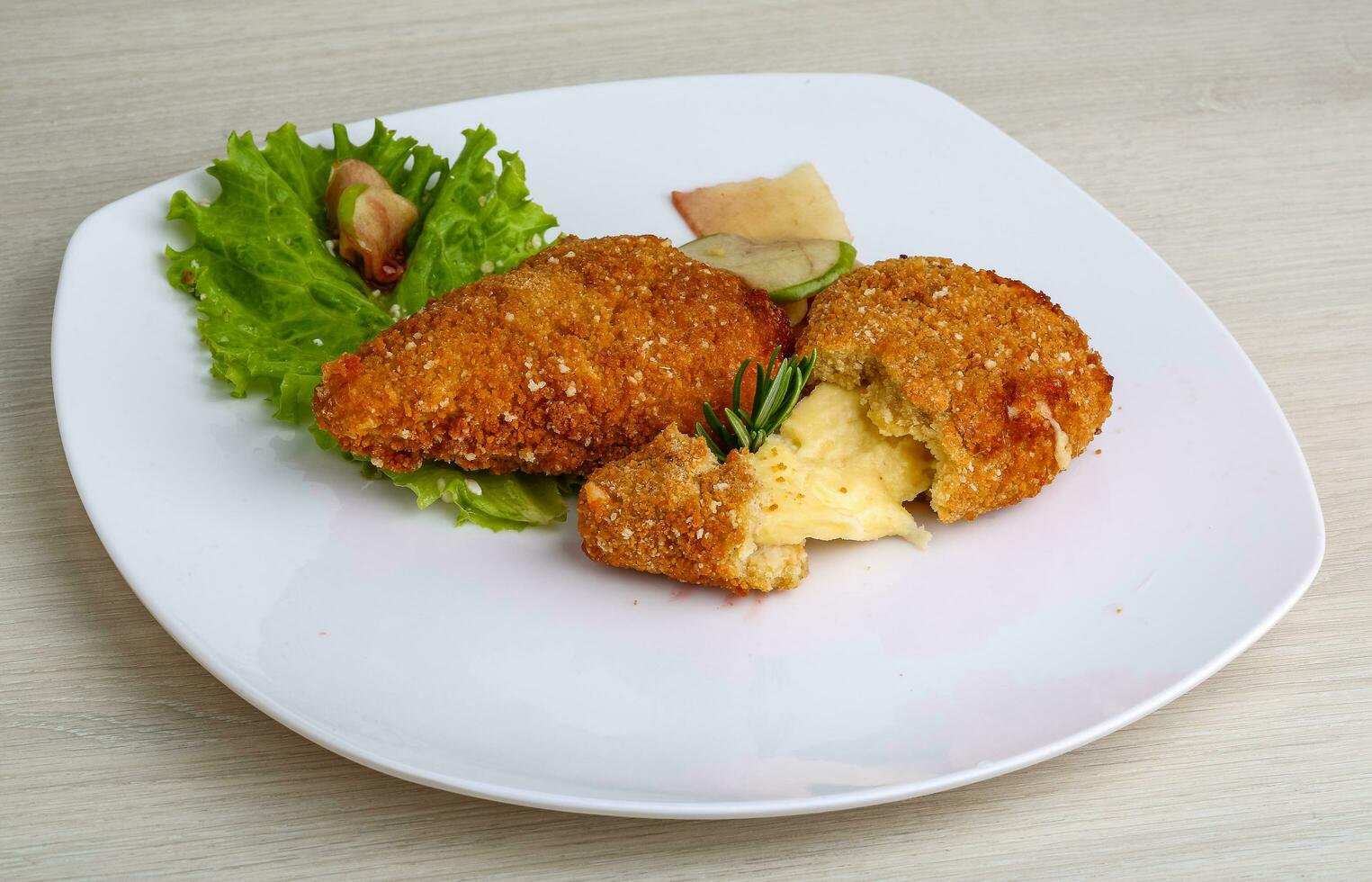 queso frito en el plato y fondo de madera foto