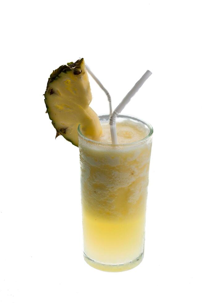 batido de piña en blanco foto