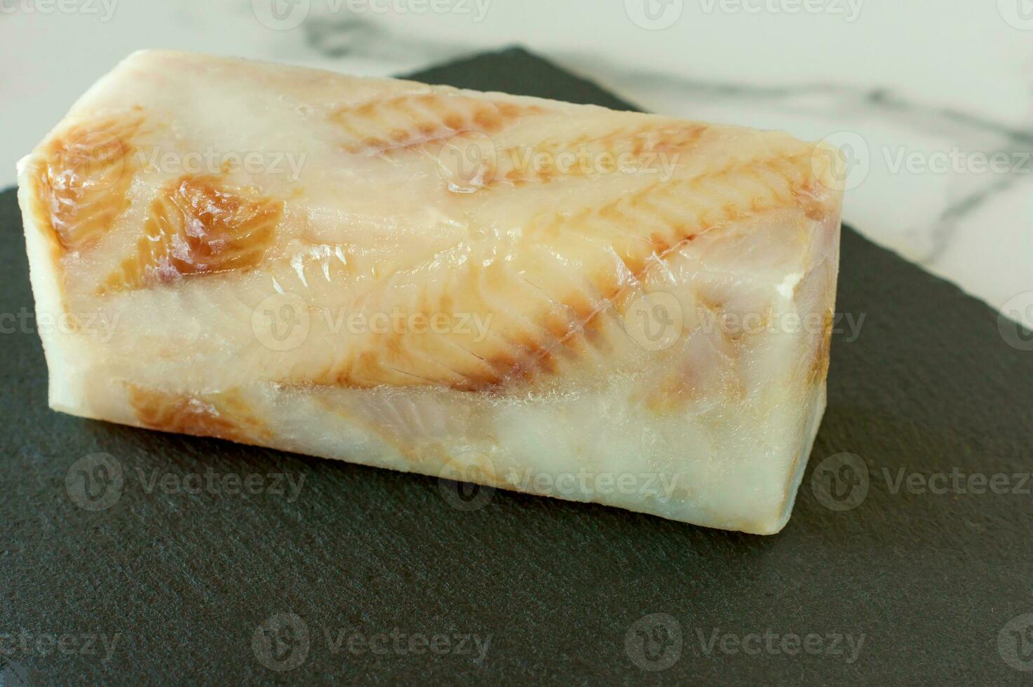 filete congelado de pescado pangasius en tablero de piedra listo para cocinar. foto