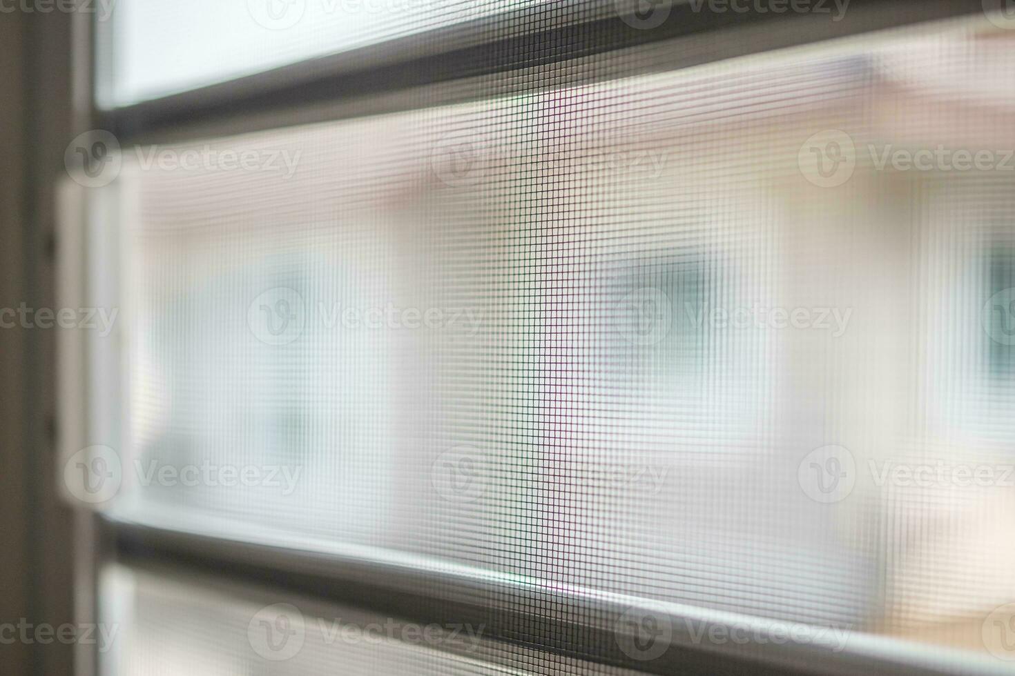 pantalla de alambre de mosquitera en la protección de la ventana de la casa contra insectos foto