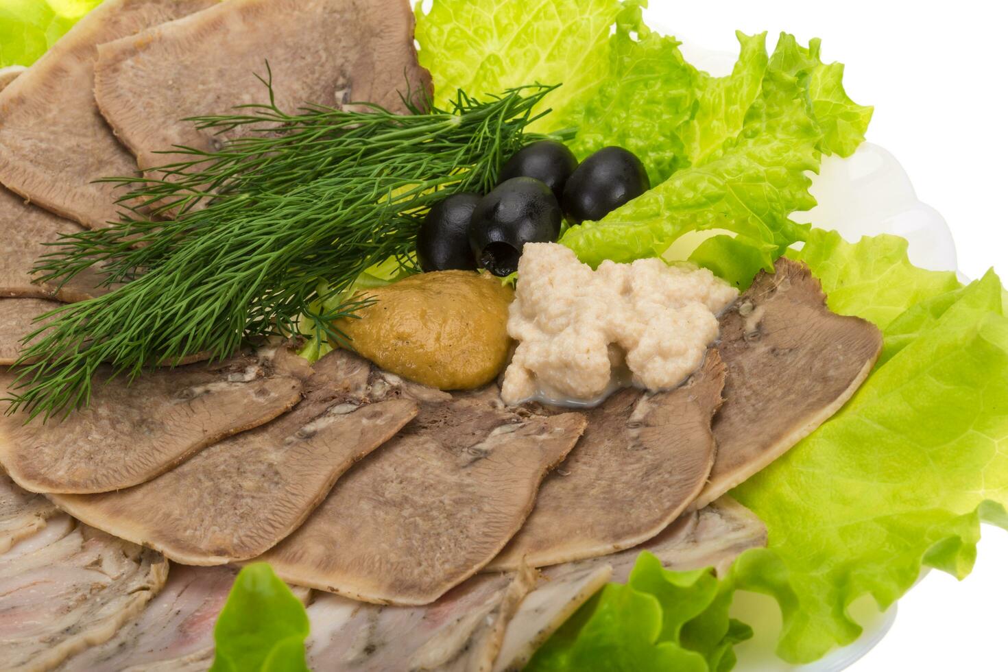 lengua de cerdo en el plato y fondo blanco foto