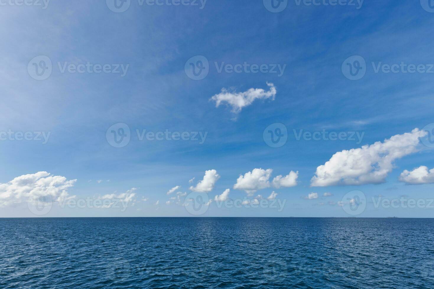 cielo y océano perfectos. paisaje marino sin fin, concepto de naturaleza de la ecología de la libertad. agua de mar azul. fondo natural de la superficie del océano en el cielo azul. playa tropical, horizonte, horizonte idílico, skyscape tranquilo foto