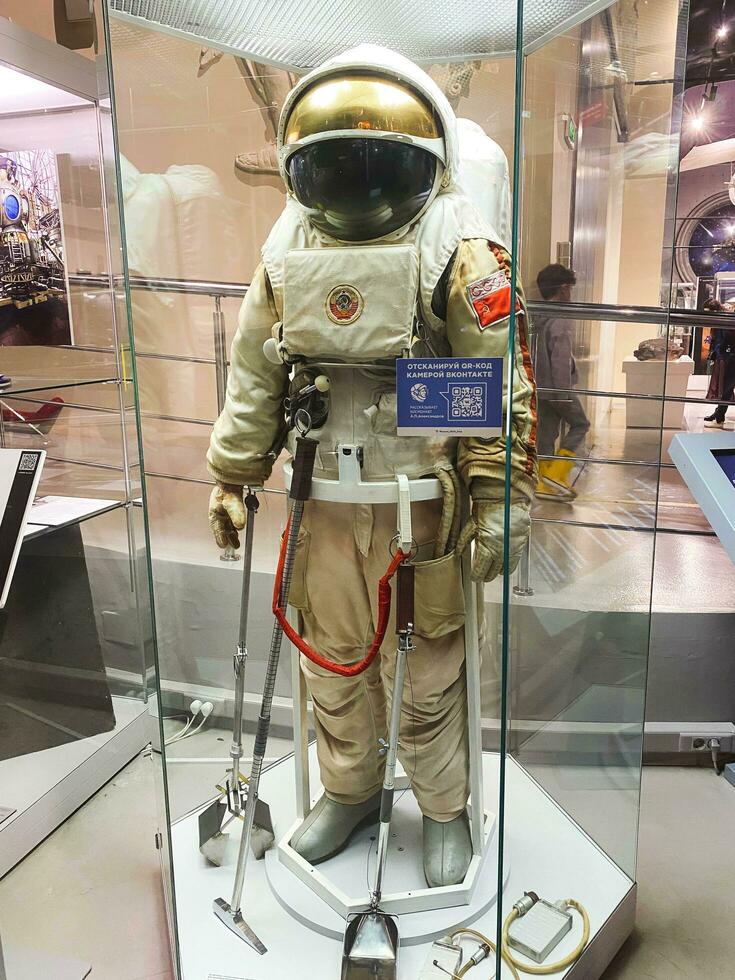 moscú, rusia, 2022. museo de cosmonáutica, traje espacial de astronauta foto