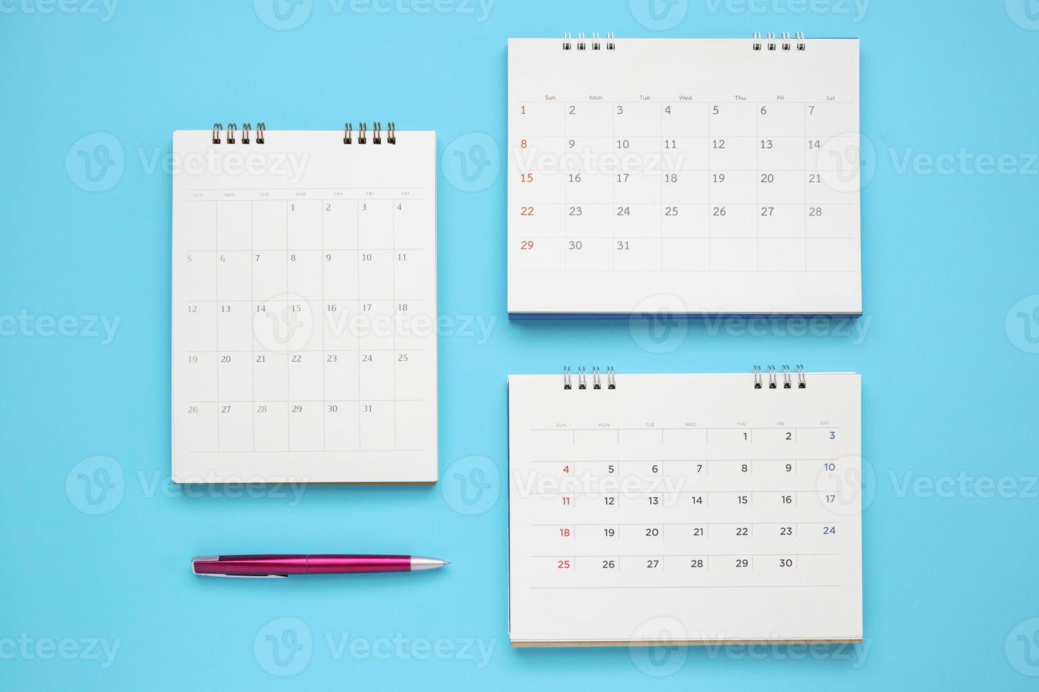 página de calendario con pluma de cerca sobre fondo azul concepto de reunión de cita de planificación empresarial foto