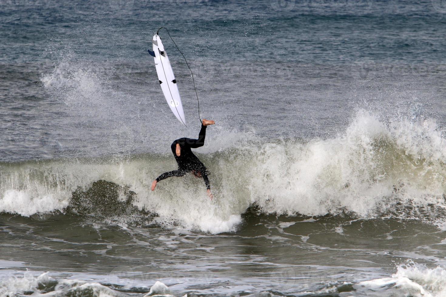 surfeando en olas altas en el mar mediterráneo en el norte de israel. foto