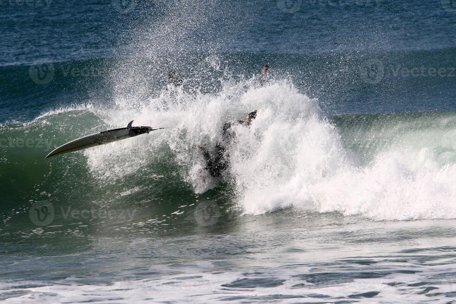 surfeando en olas altas en el mar mediterráneo en el norte de israel. foto