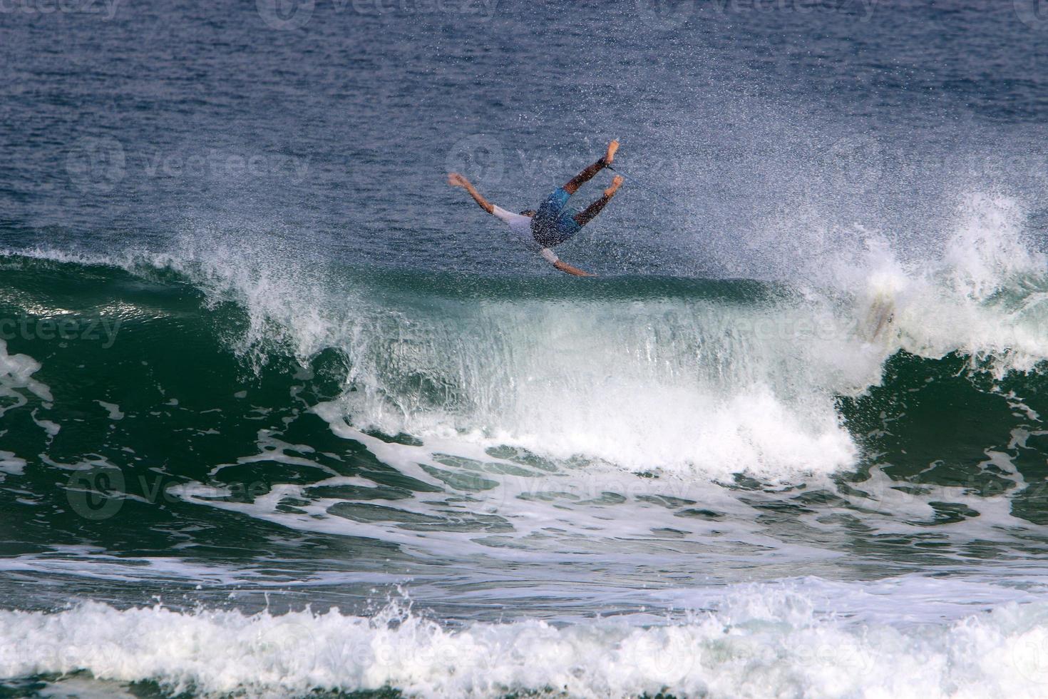 surfeando en olas altas en el mar mediterráneo en el norte de israel. foto