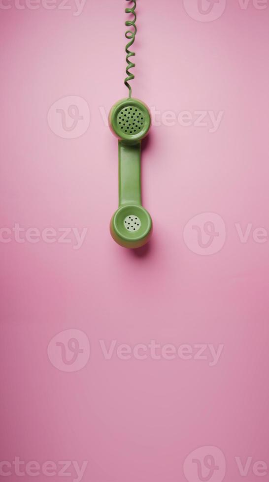 estilo de teléfono retro vintage, objeto antiguo de 1980-1990, tecnología y comunicación en el pasado. limpio, colorido y mínimo foto