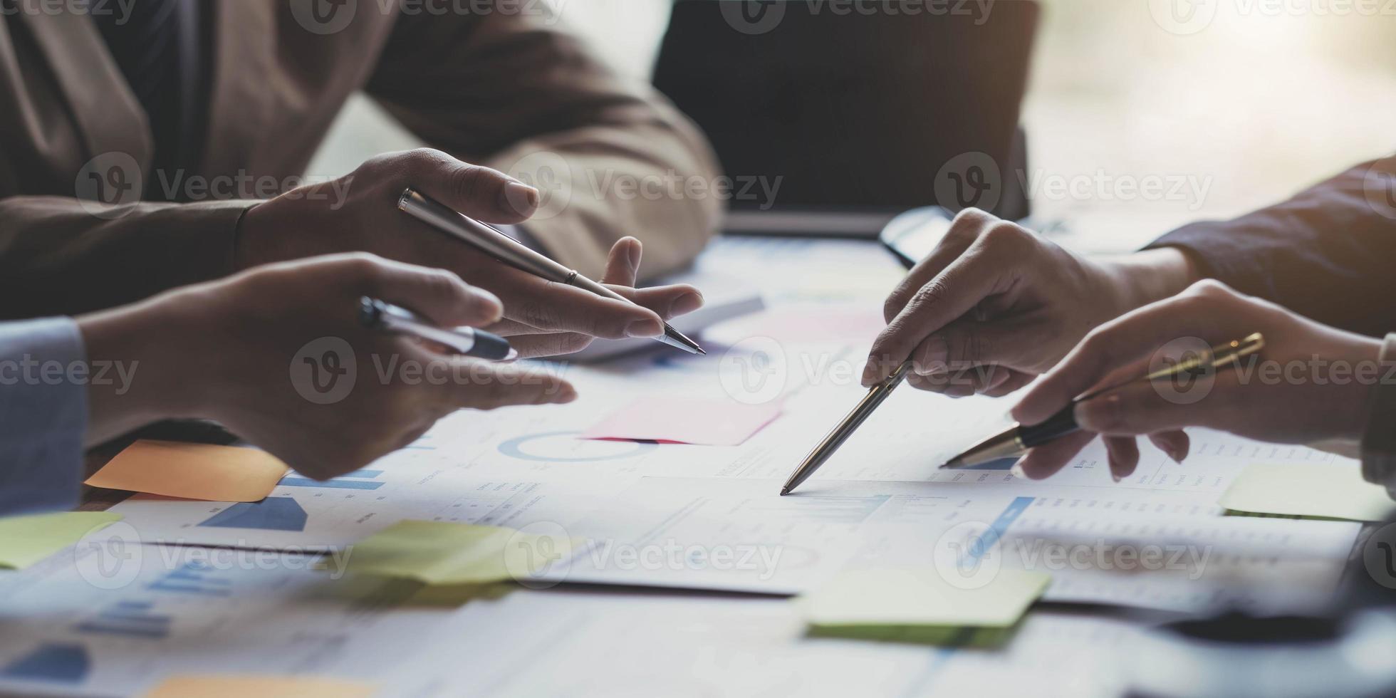 reunión de asesores comerciales asiáticos para analizar y discutir la situación del informe financiero en la sala de reuniones. consultor de inversiones, asesor financiero y concepto contable foto