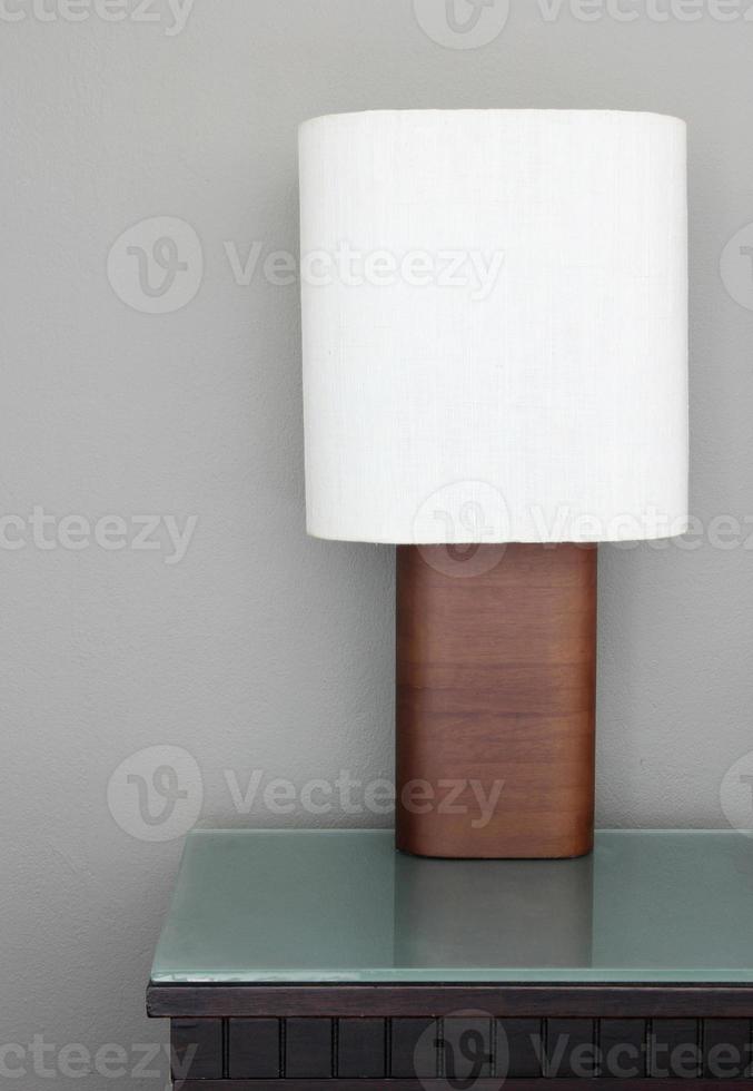 lámpara de mesa en el dormitorio foto