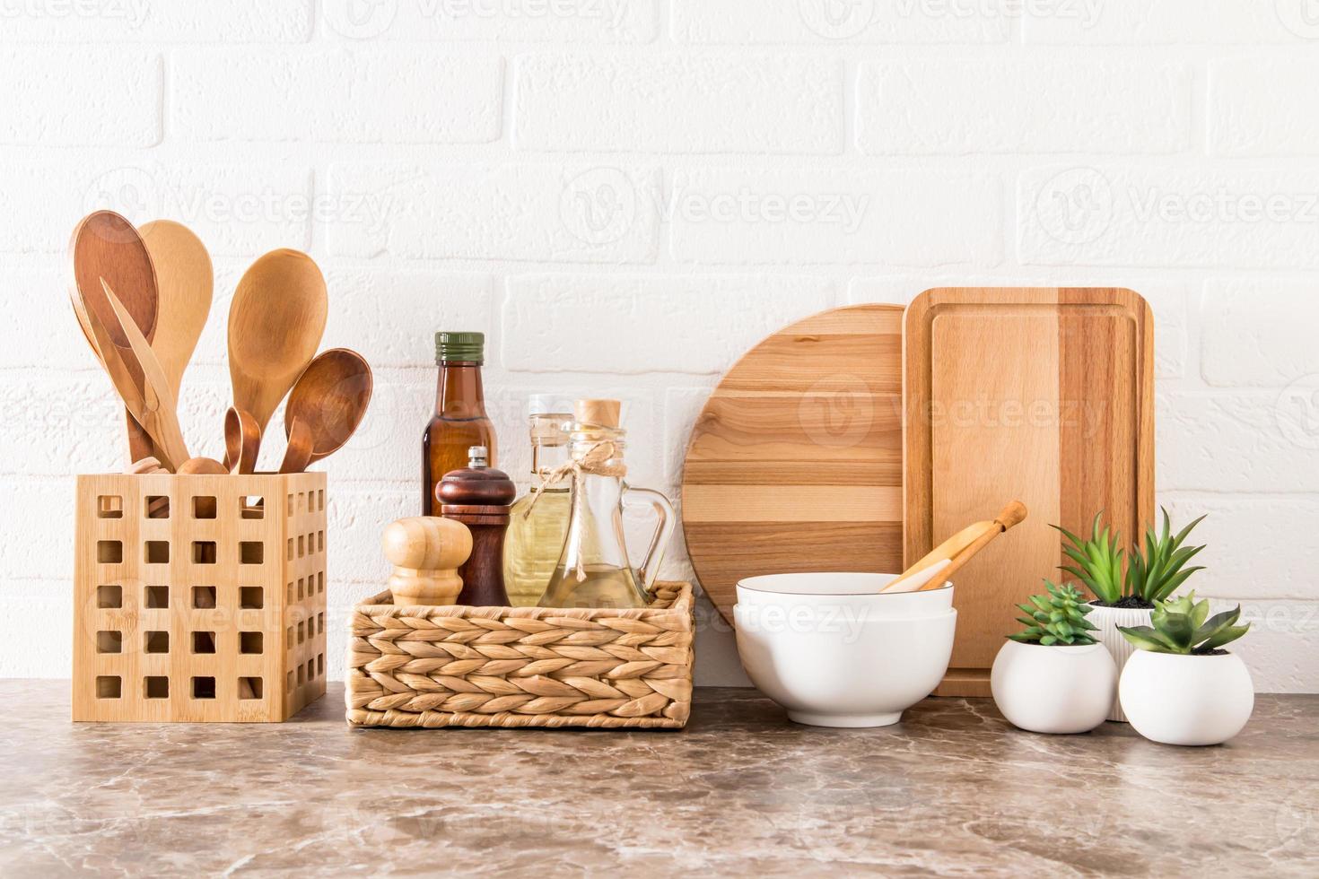 un conjunto de varios utensilios de cocina modernos sobre una encimera de  mármol contra una pared de ladrillo blanco. Materiales ecológicos sin  plástico. 12875409 Foto de stock en Vecteezy