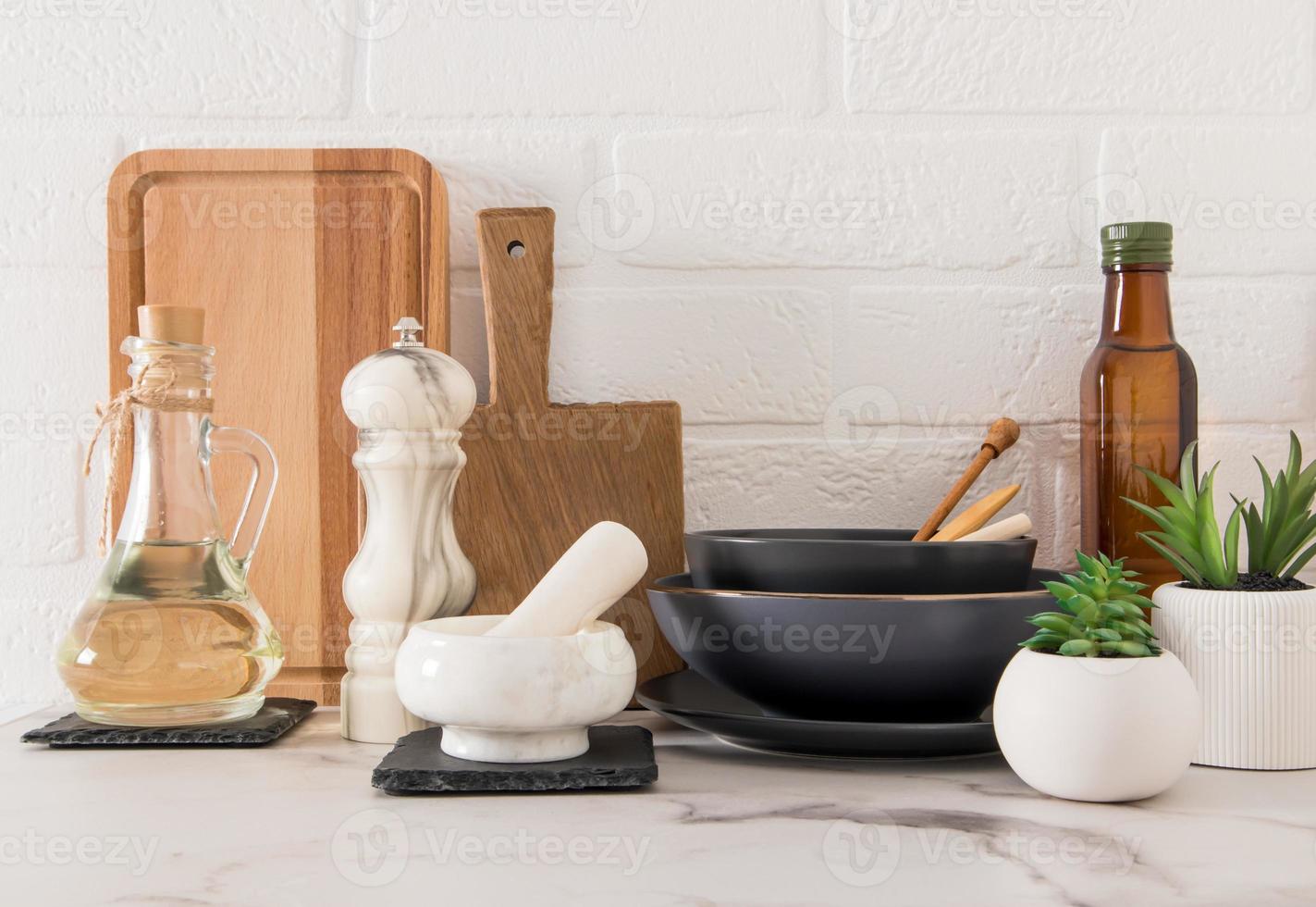 un conjunto de varios utensilios de cocina modernos sobre una encimera de  mármol contra una pared de ladrillo blanco. Materiales ecológicos sin  plástico. 12875435 Foto de stock en Vecteezy