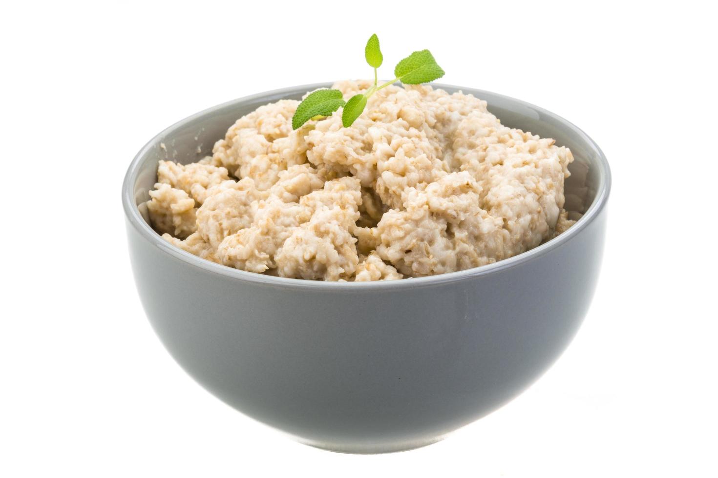 gachas de avena en un bol sobre fondo blanco foto