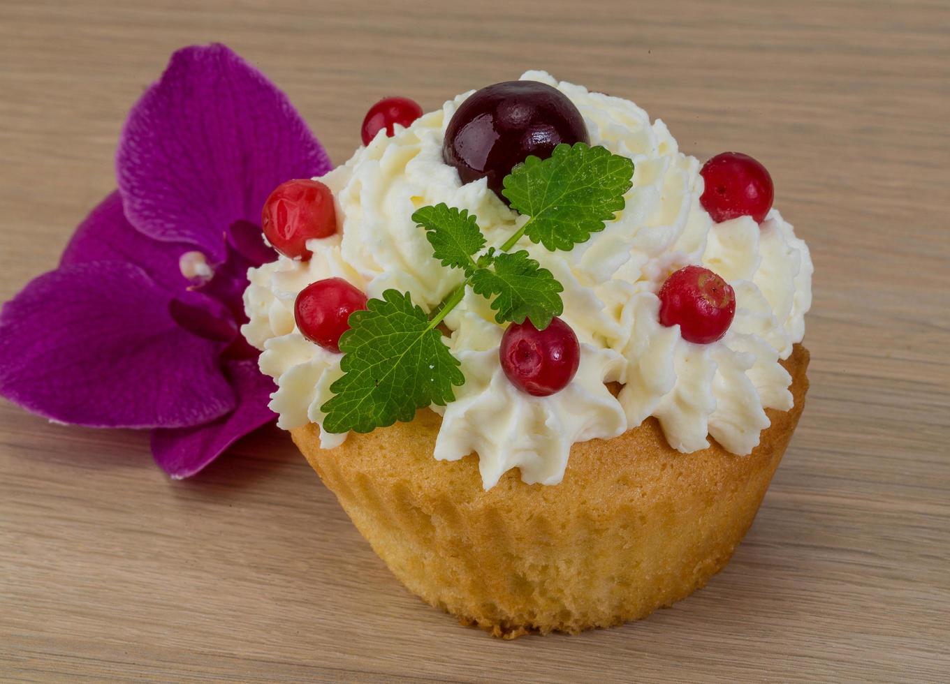 Cupcake on wooden background 12875829 Stock Photo at Vecteezy