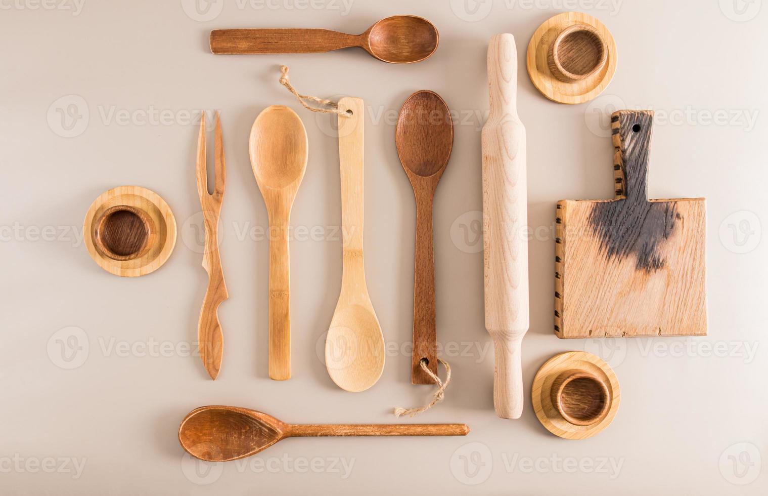 https://static.vecteezy.com/system/resources/previews/012/876/561/non_2x/a-set-of-various-wooden-spoons-cups-and-a-cutting-board-on-a-light-background-top-view-flat-styling-kitchen-background-photo.jpg