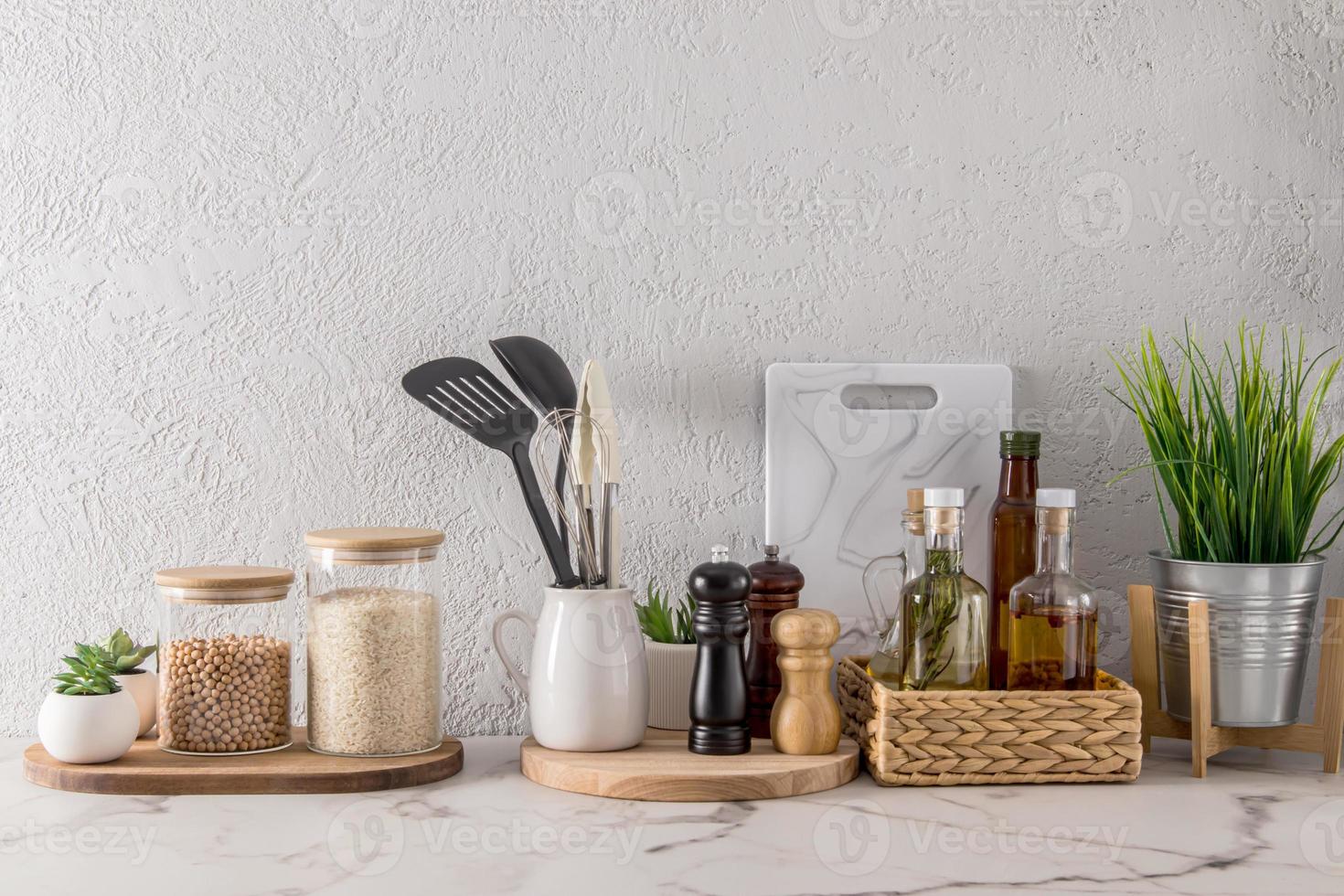 Un conjunto de utensilios de cocina modernos en un estilo minimalista en  una encimera de mármol blanco contra una pared de ladrillos artículos eco