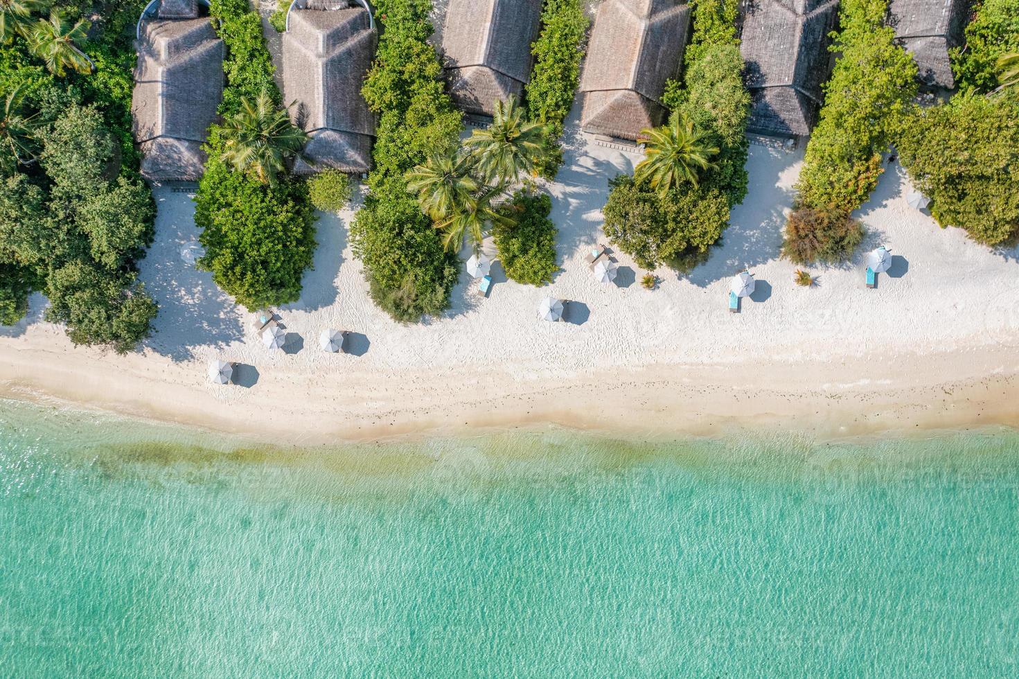 paisaje de la isla aérea de maldivas. costa de playa tropical de drone. naturaleza exótica, palmeras sobre arena blanca cerca del arrecife de coral, mar azul, laguna. concepto de vacaciones de verano y viajes. Hermosa naturaleza foto